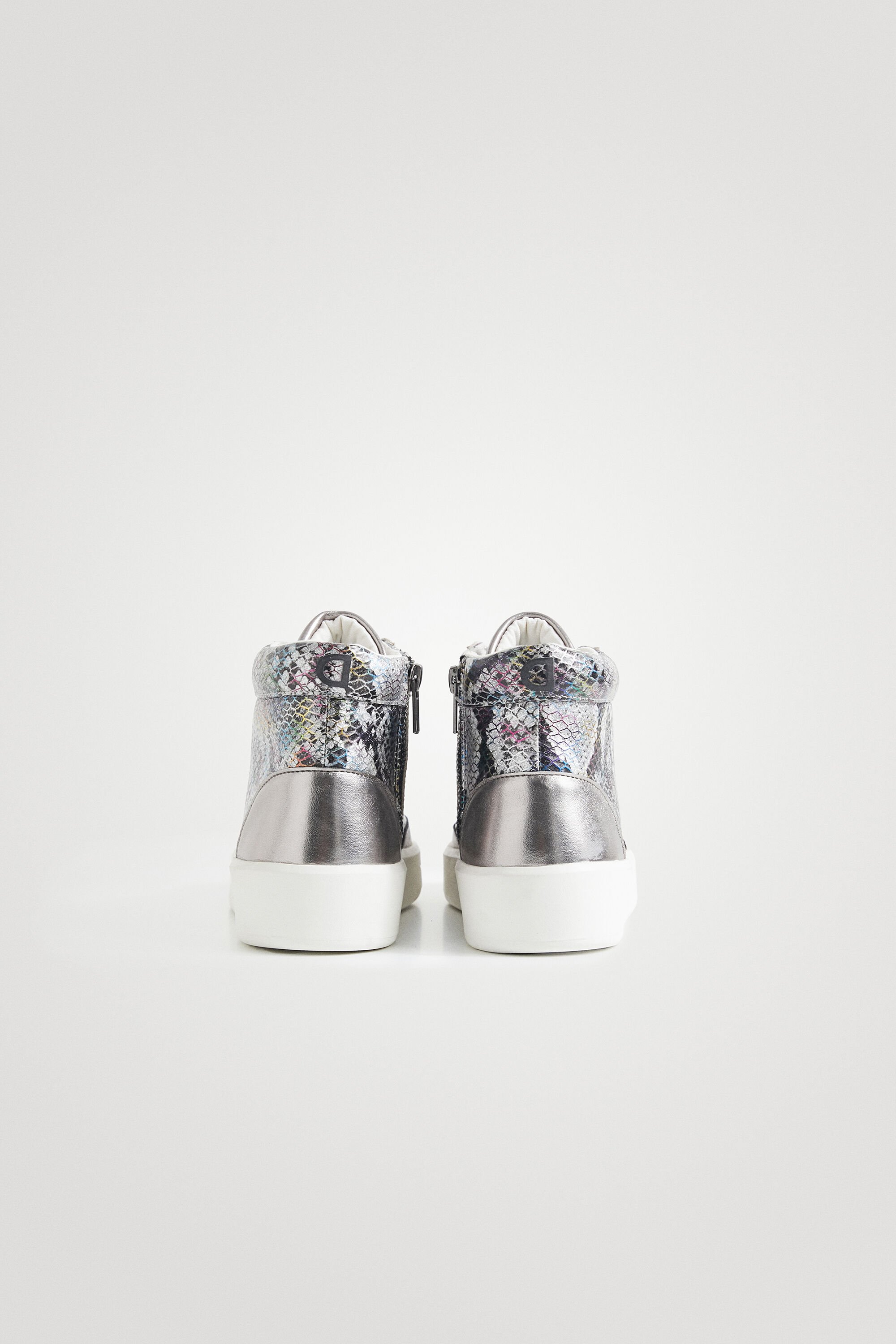 High top sneakers scales effect