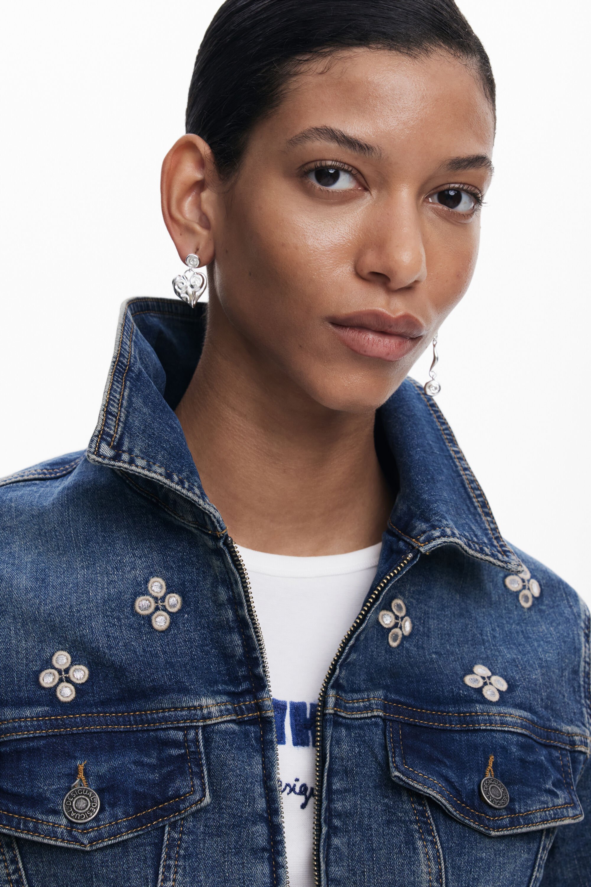 有名ブランド 刺繍入りデニムジャケット 女性用 Desigual.com I ジャケット・アウター