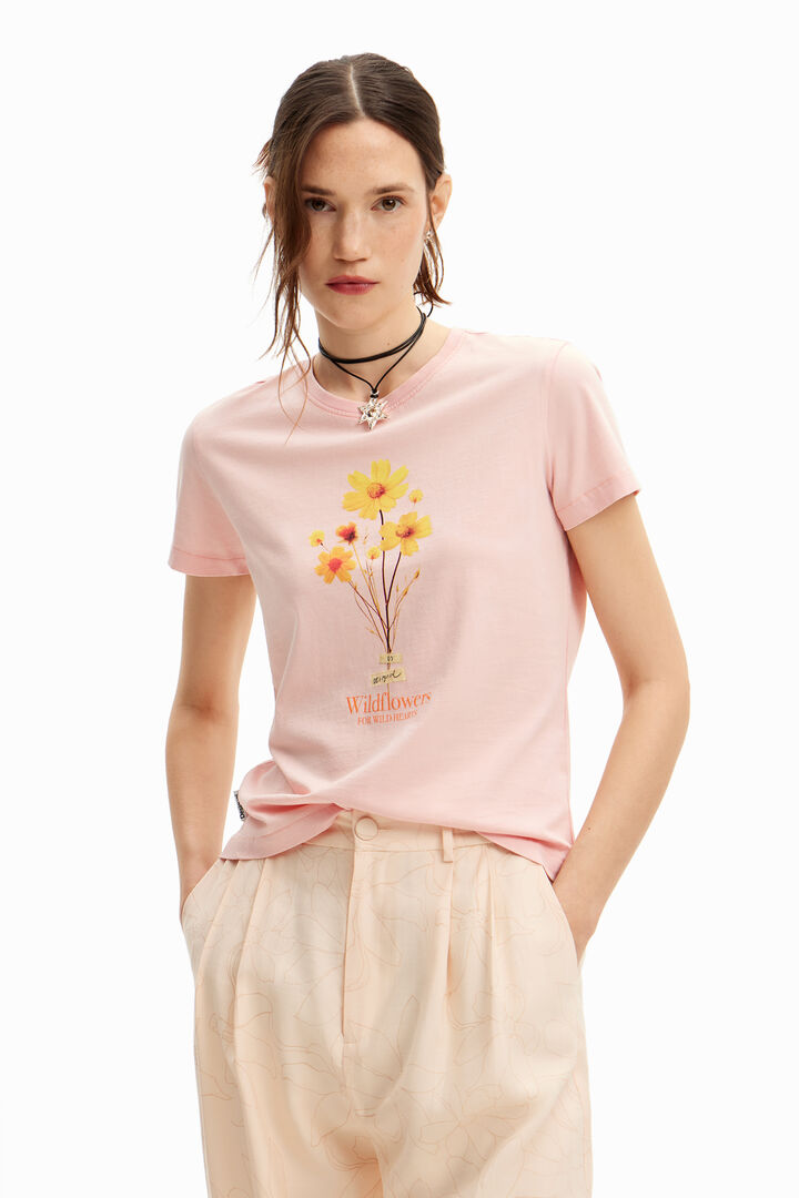 Short-sleeved T-shirt with flowers.