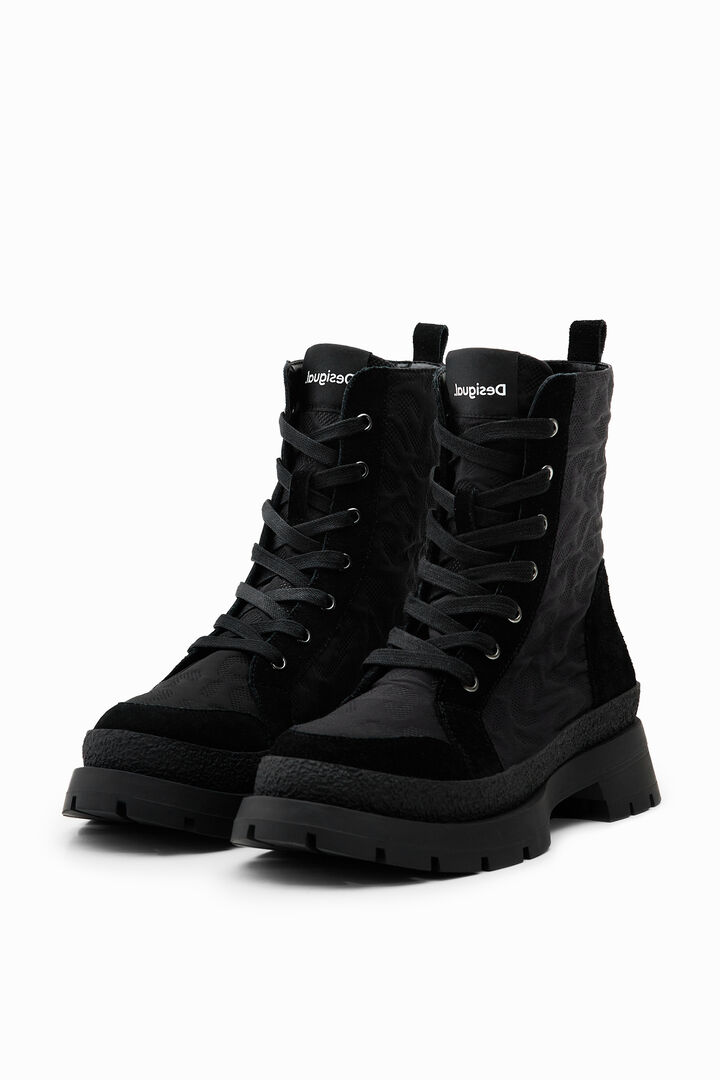 Leopard-effect lace-up boots