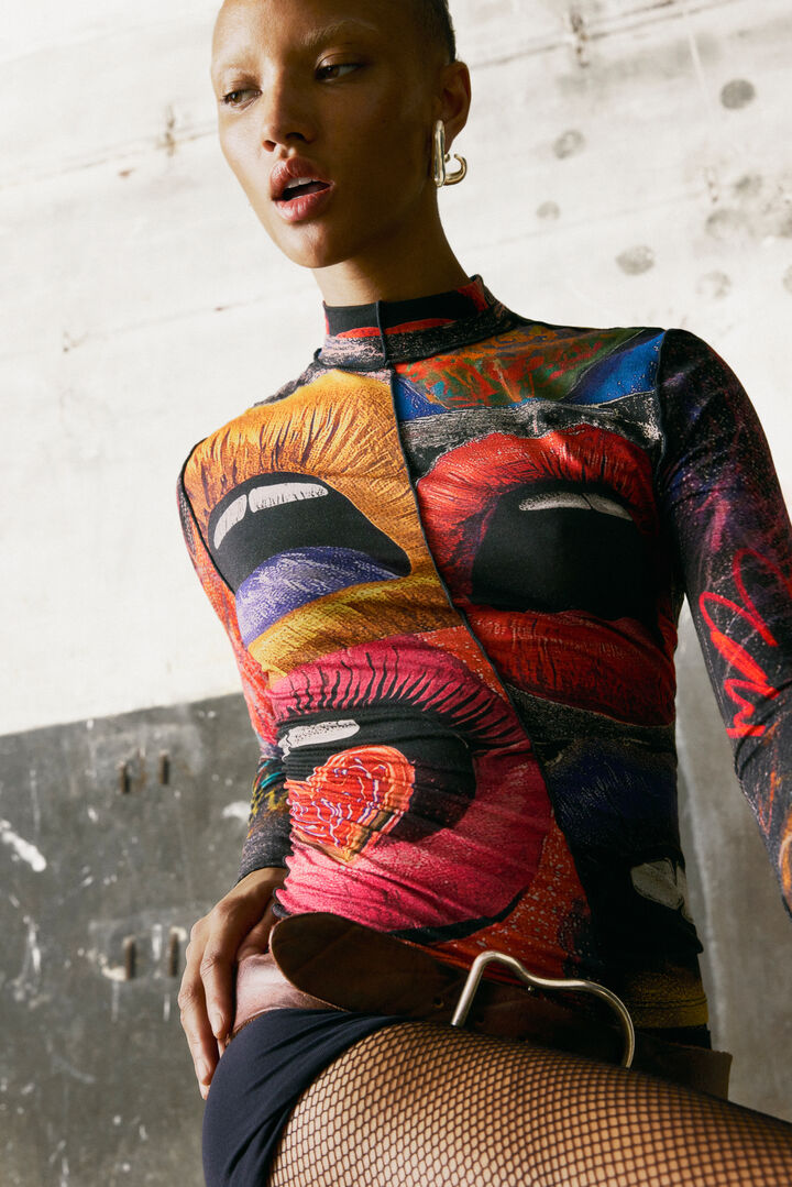 LANGERMIG T-SHIRT MET HOGE KRAAG