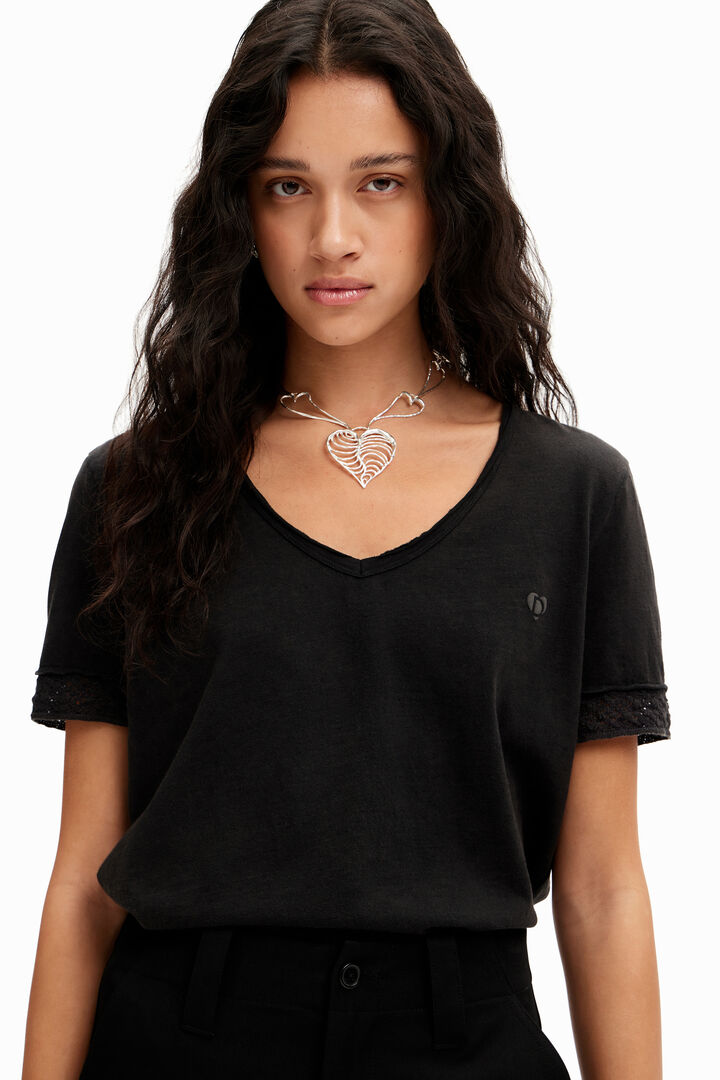 T-shirt col V motif ajouré | Desigual