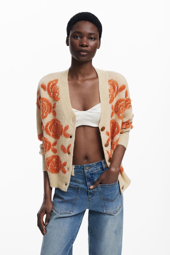 Svetr s růžovými knoflíky