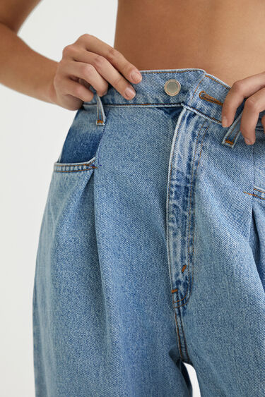Loose upcycled pleated jeans | Desigual