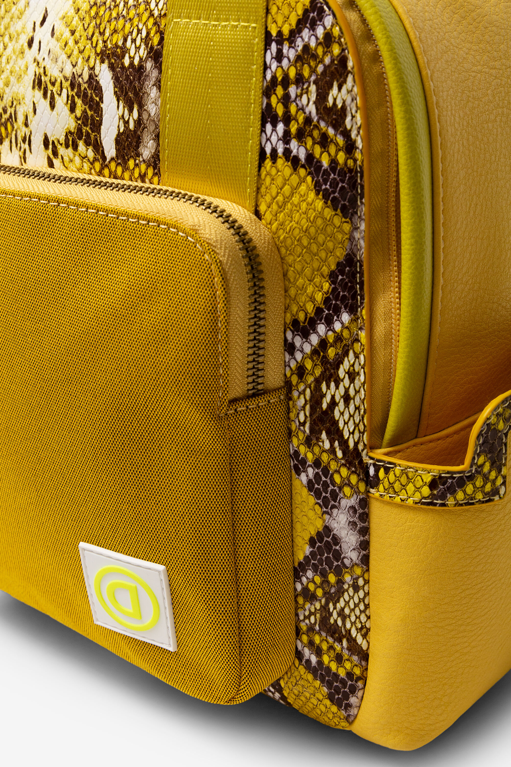 Mochila amarilla sales desigual