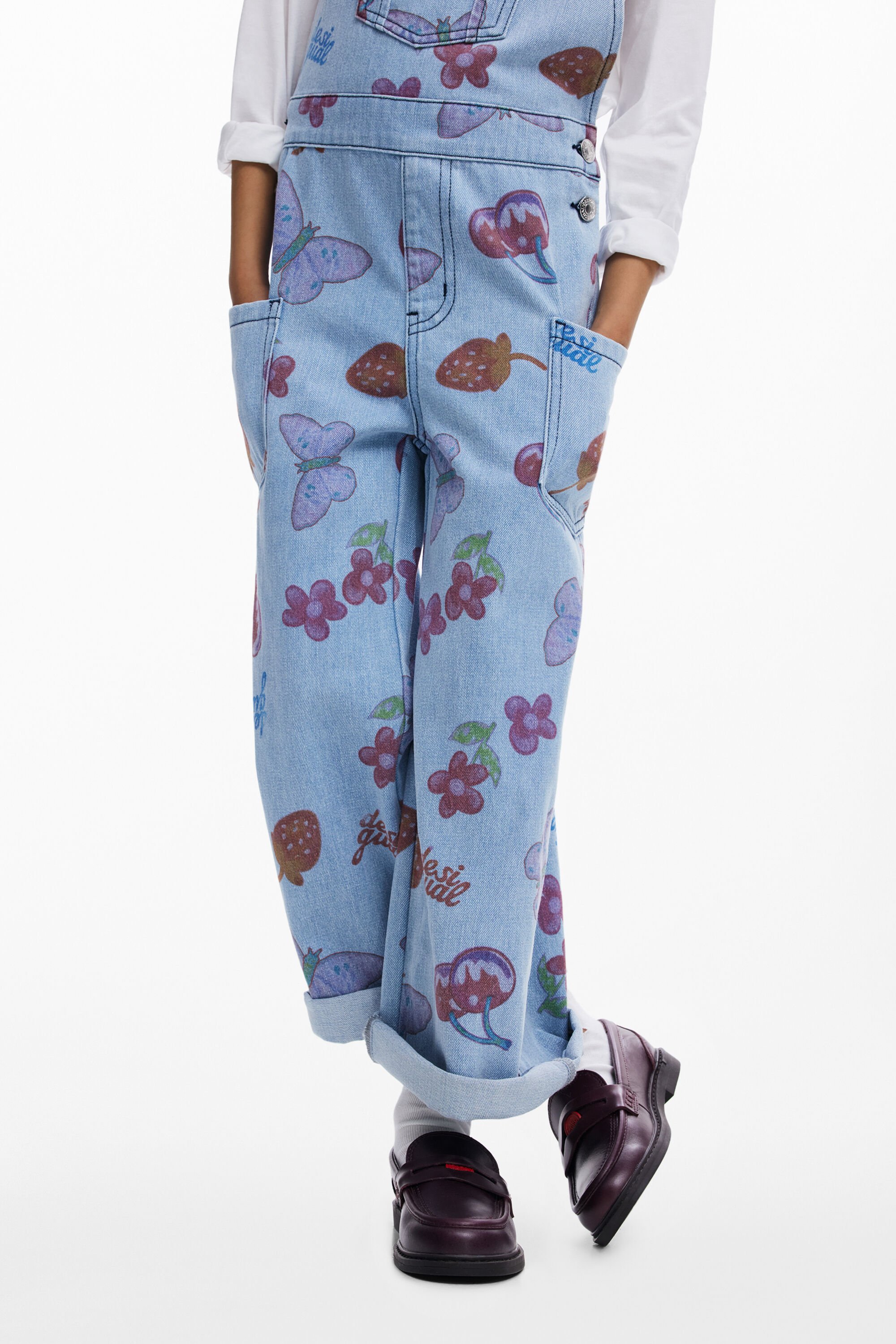 Denim-Latzhose mit Früchten