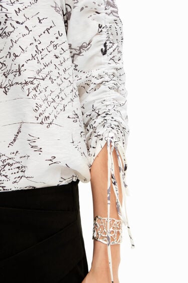 Blouse with adjustable sleeves and text prints. | Desigual
