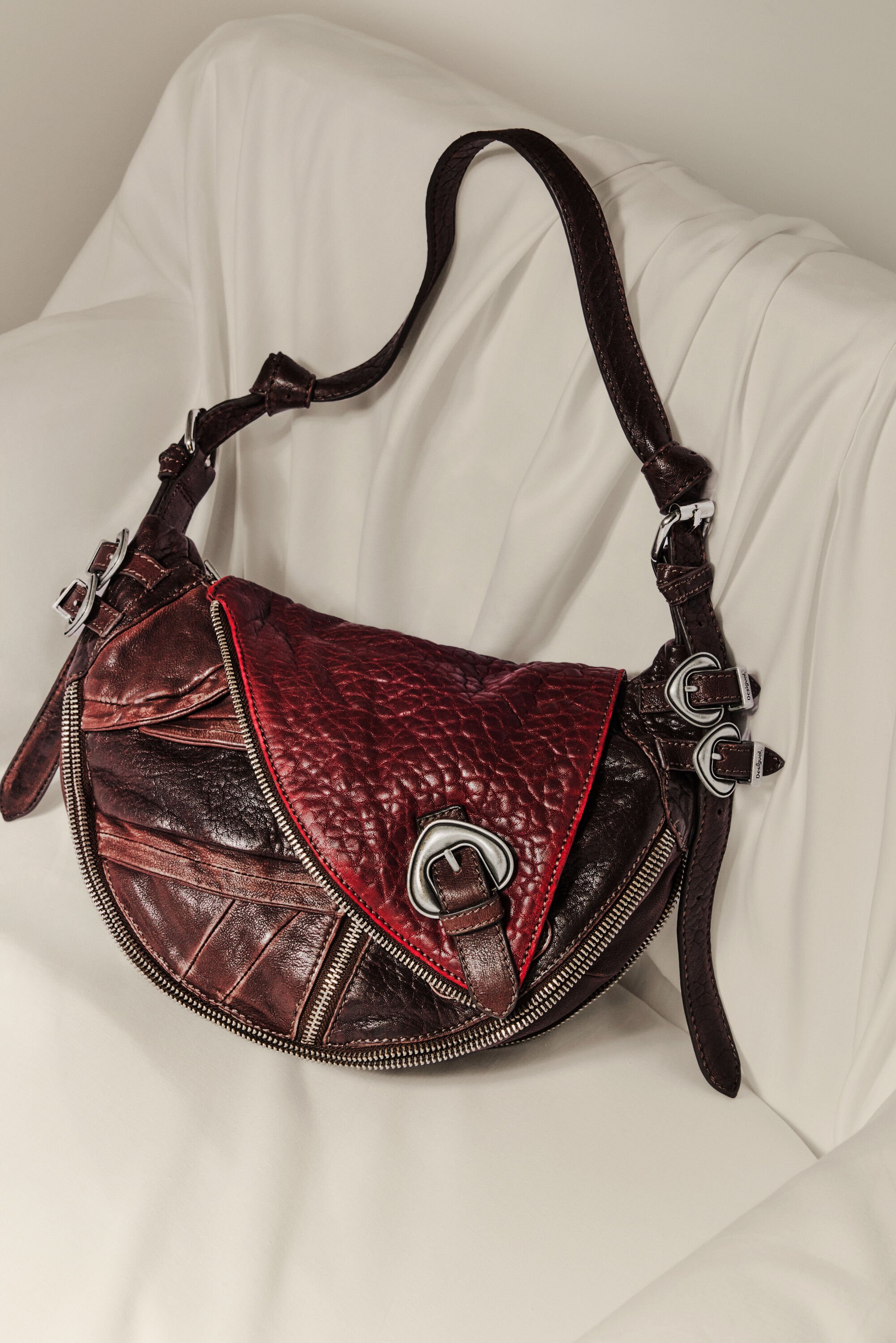 Middelgrote tas van leer met texturen studio