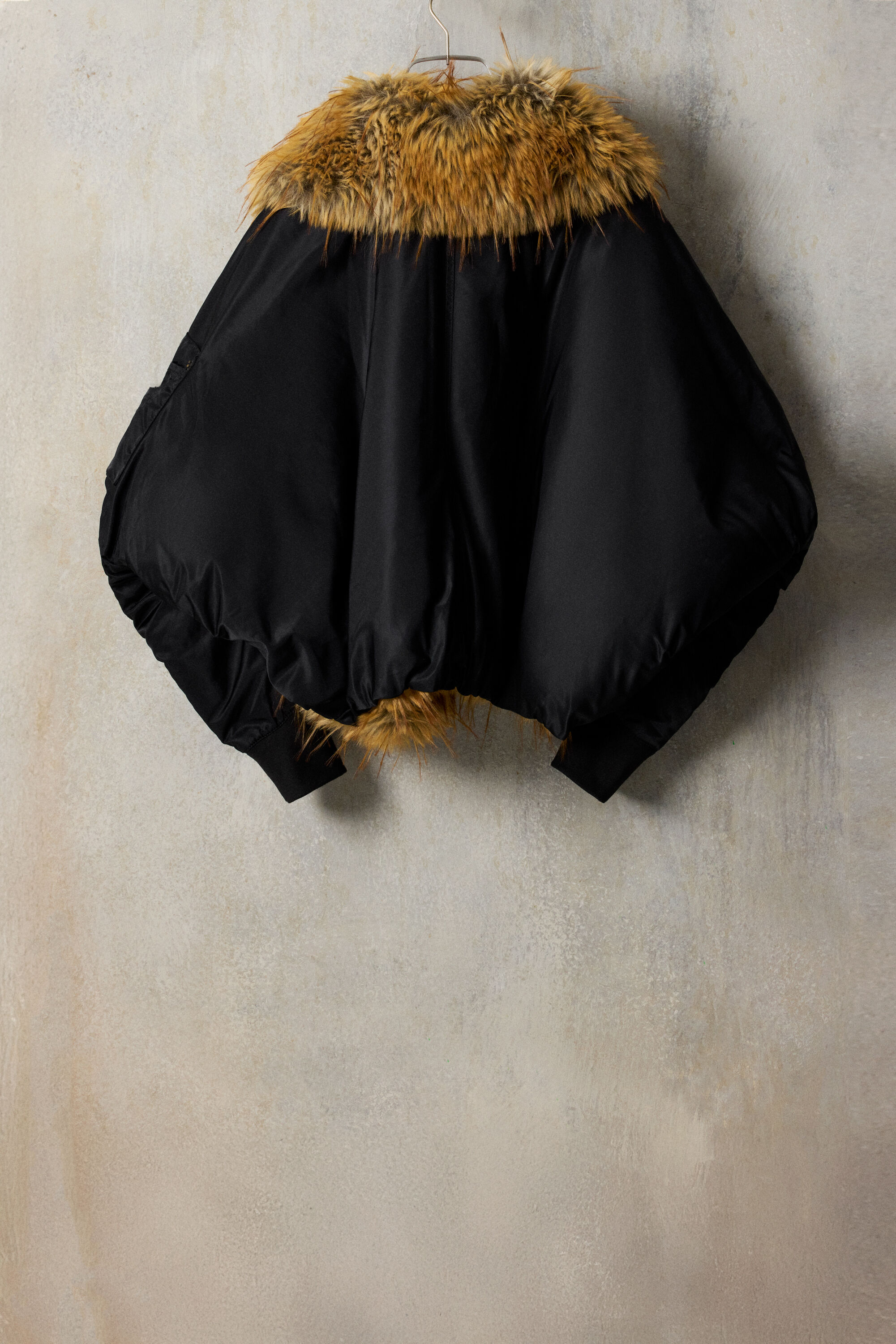 VESP COLLER FUR JKT ブラック ジャケット Oversize studio fur jacket Women's I Desigual.com