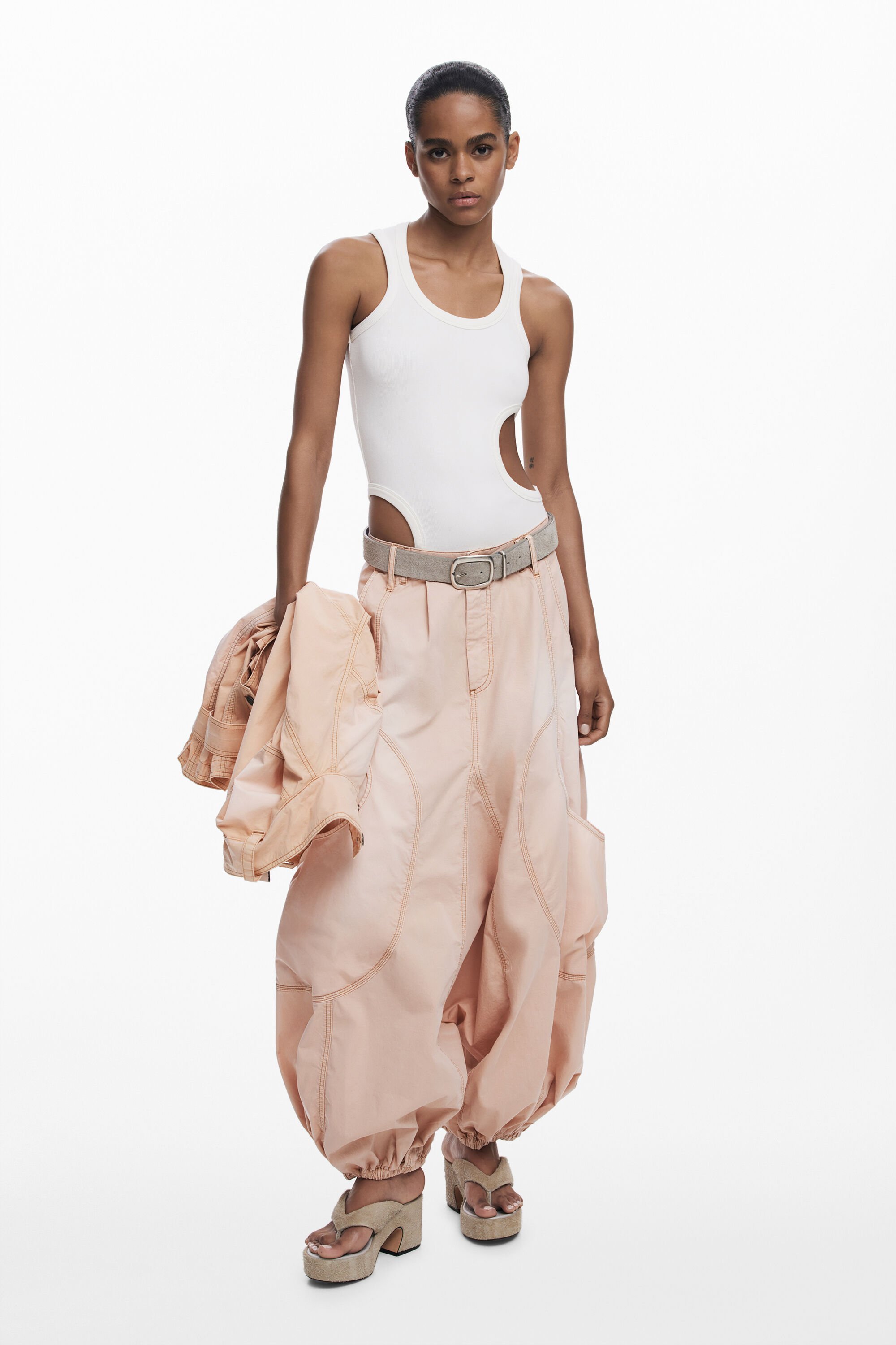 Cut-out sleeveless T-shirt