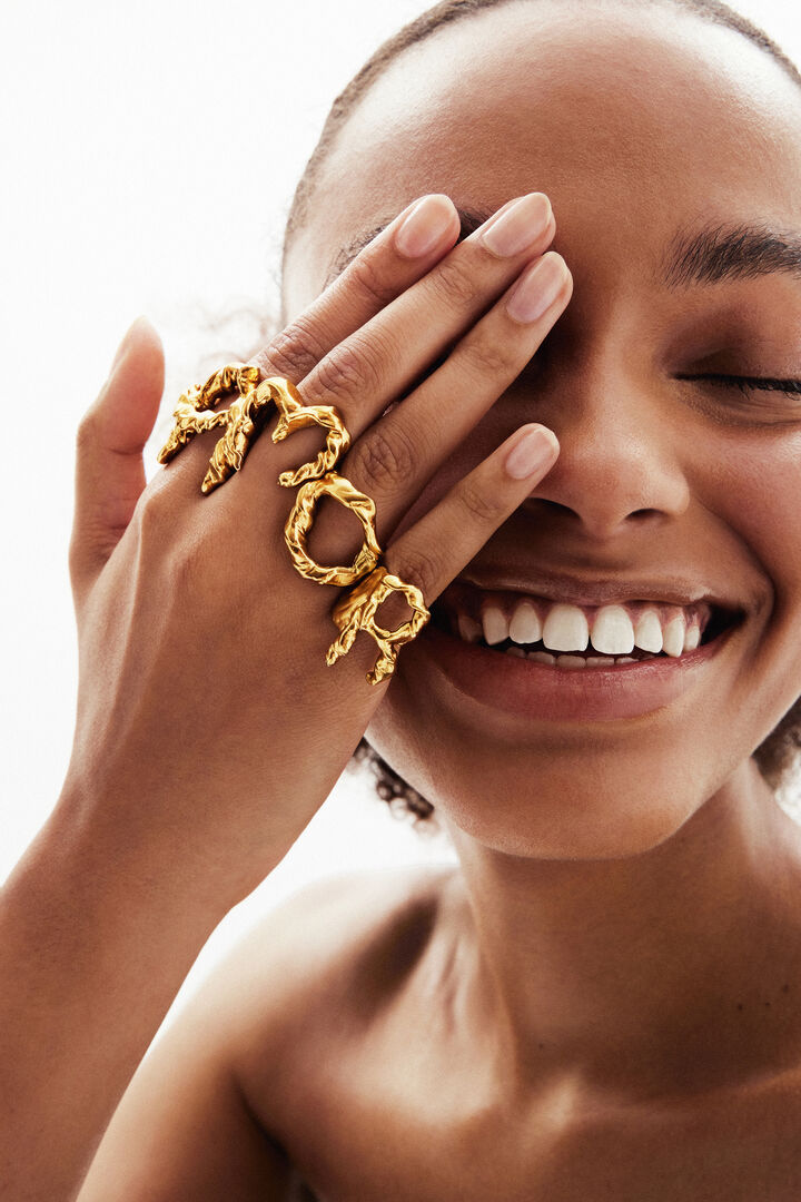 Zalio gold plated letter R ring | Desigual
