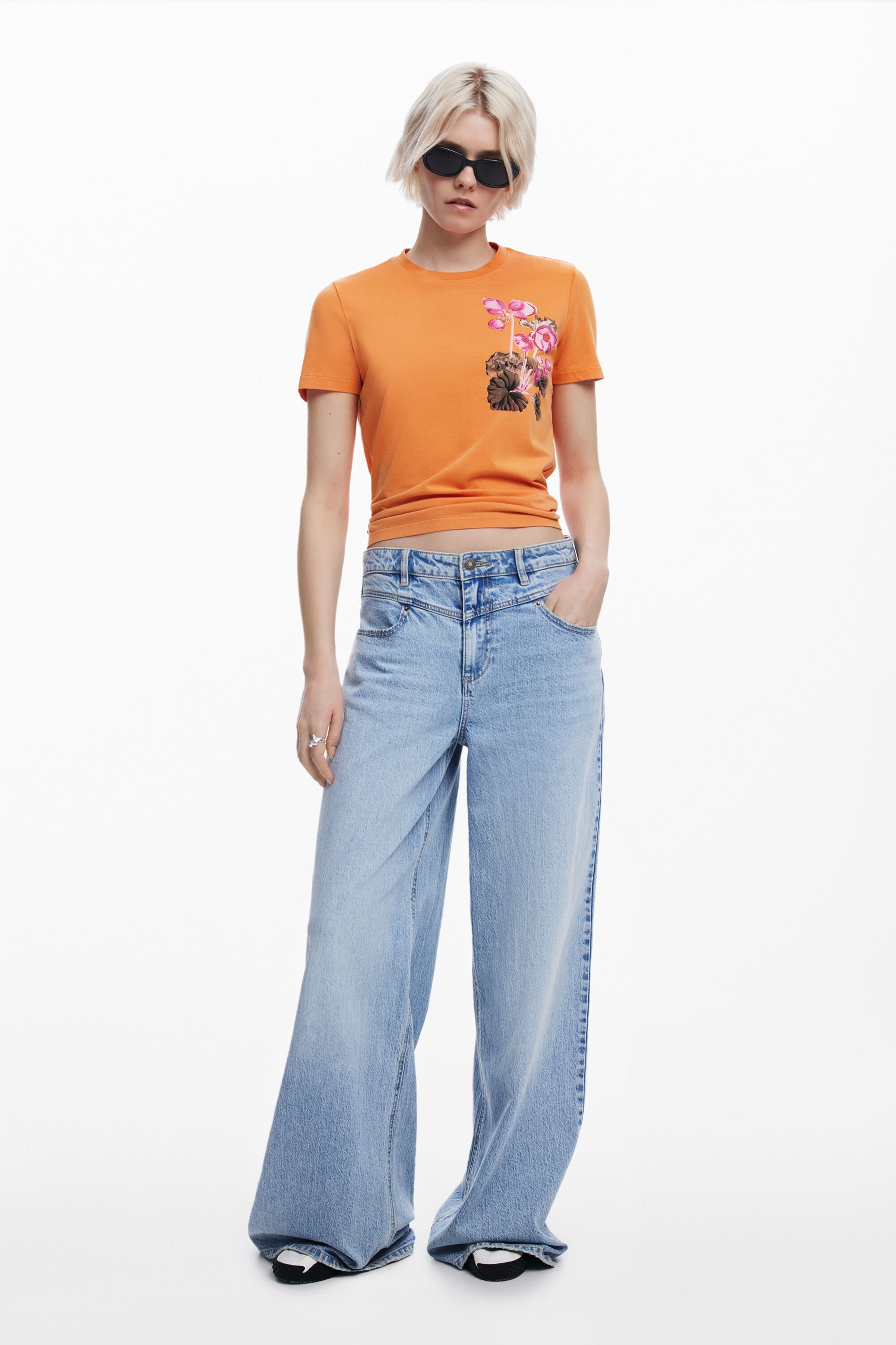 Mr. Christian LacroixによってデザインされたTシャツ 女性用 I Desigual.com