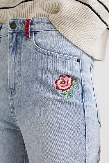 Ravno krojen cropped jeans s cvetlično vezenino | Desigual