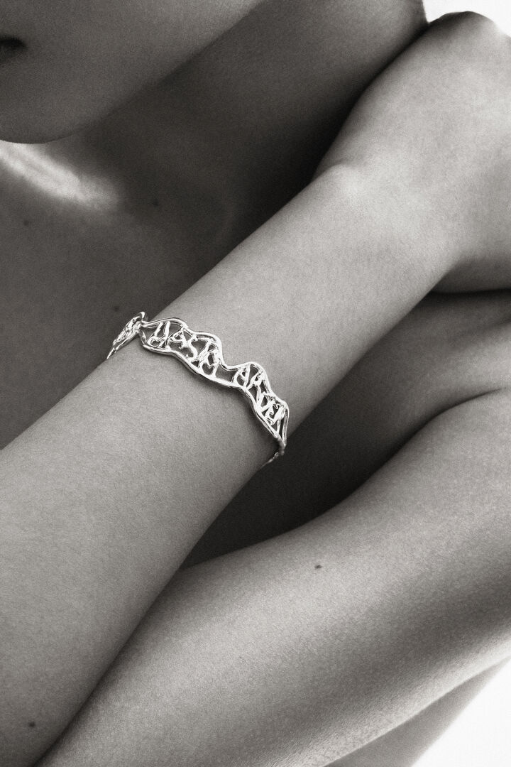 Zalio slender gold plated message bracelet | Desigual