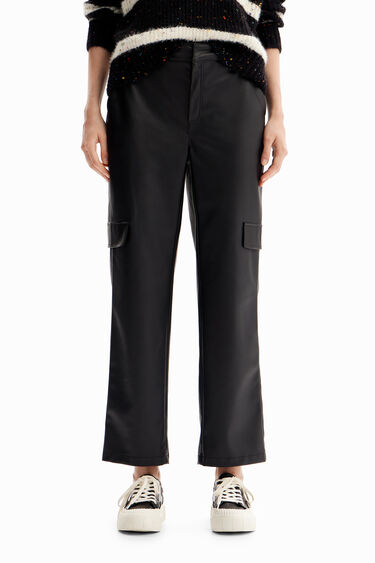 Pantalón cargo efecto piel | Desigual