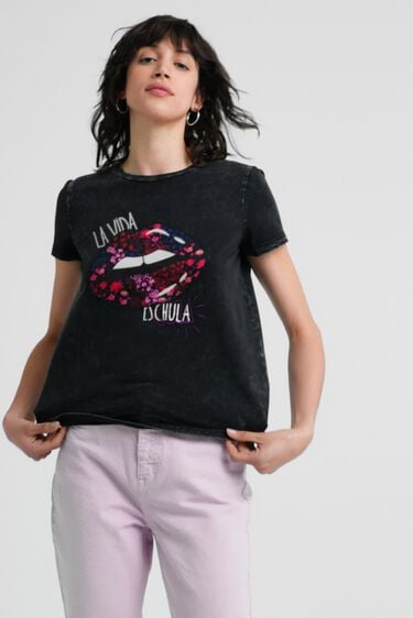 T-shirt avec patch lèvres brodées | Desigual