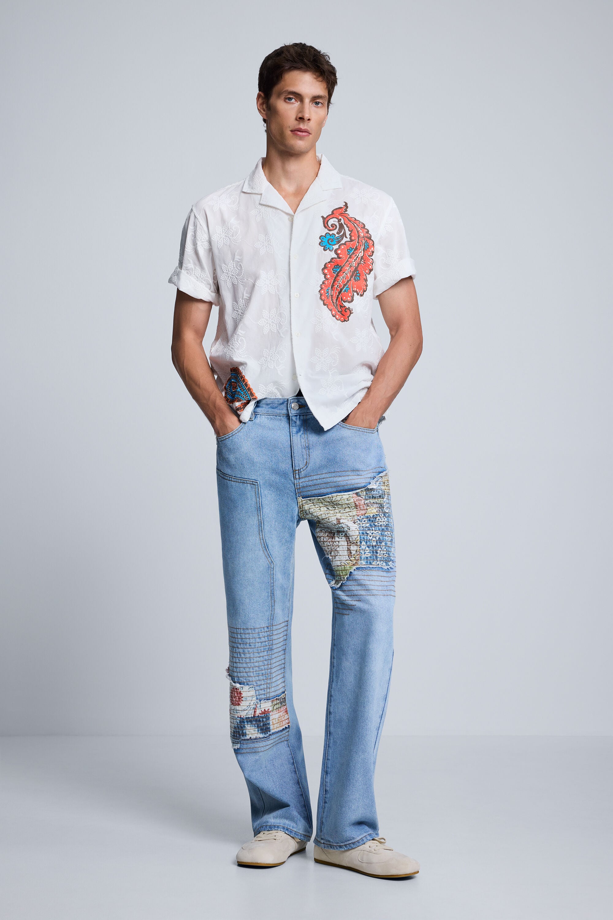 pantalón vaquero recto estampado