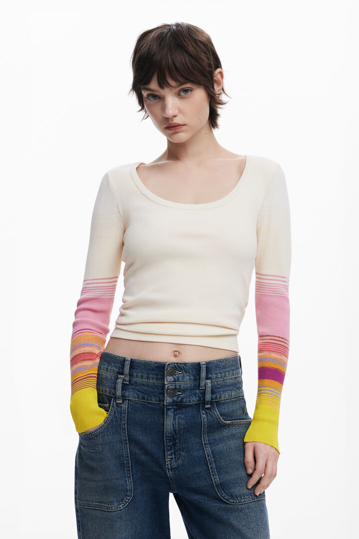 T-shirt with printed sleeves