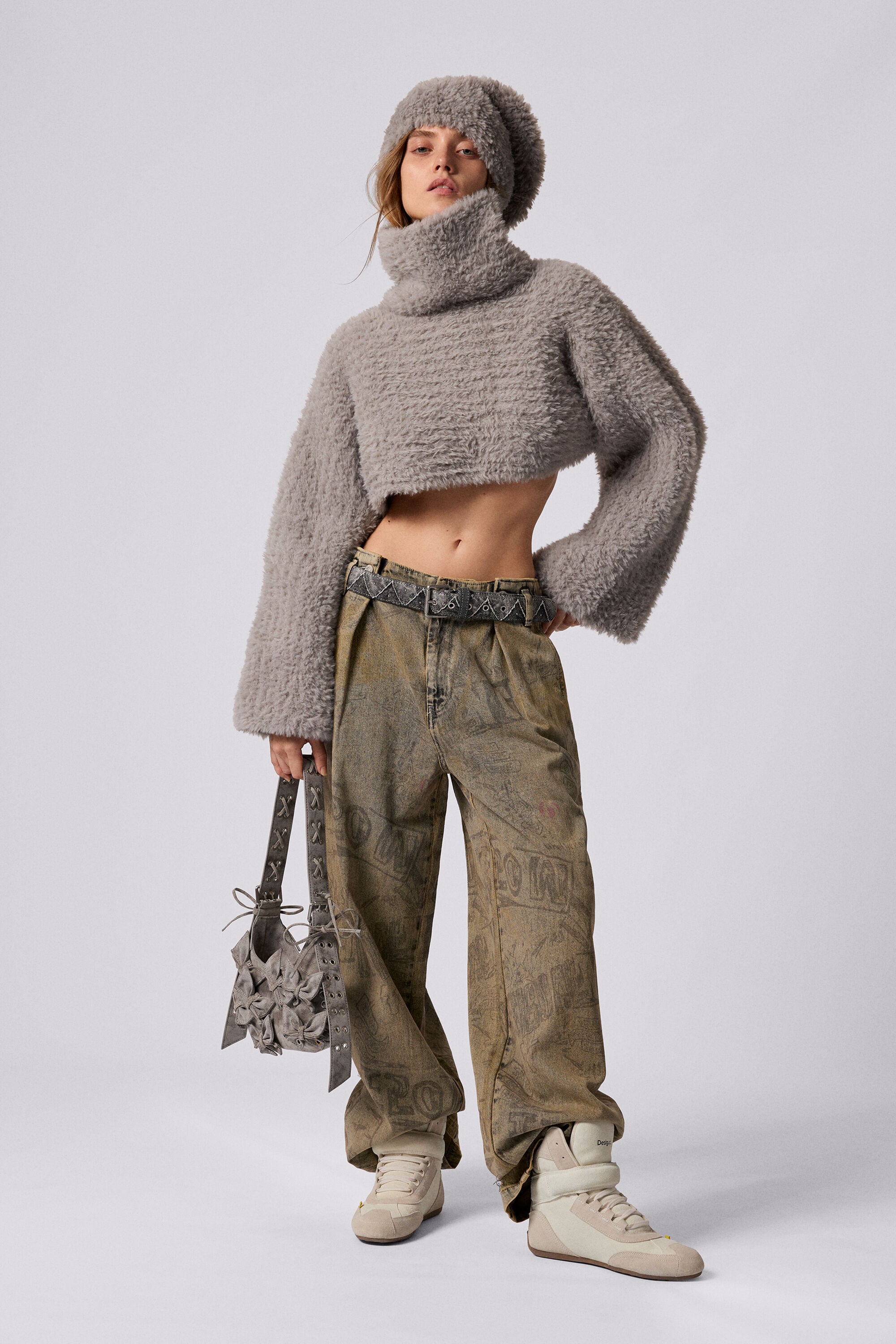 Pack cropped sweater and beanie