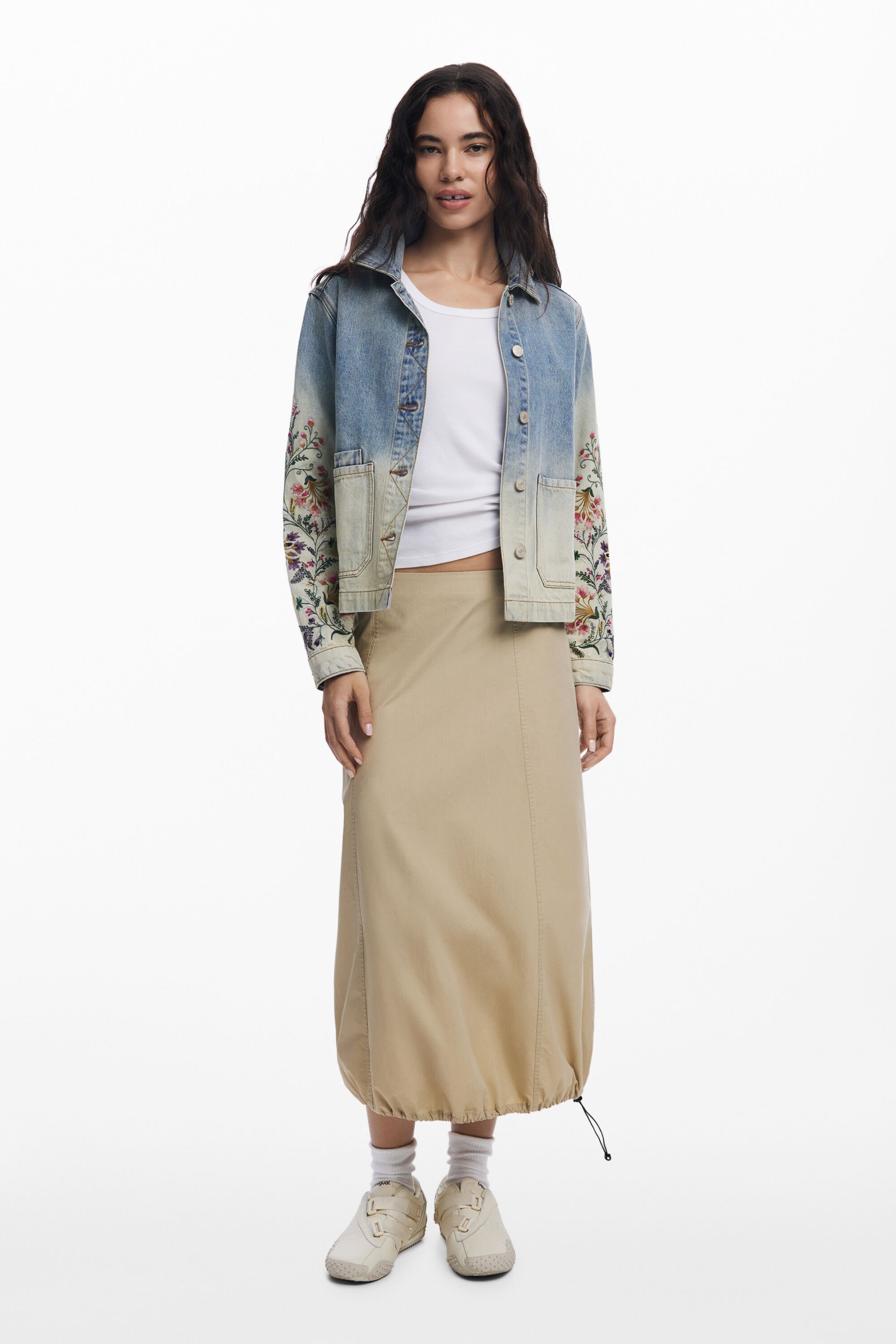 Jeansjacke mit Blumen