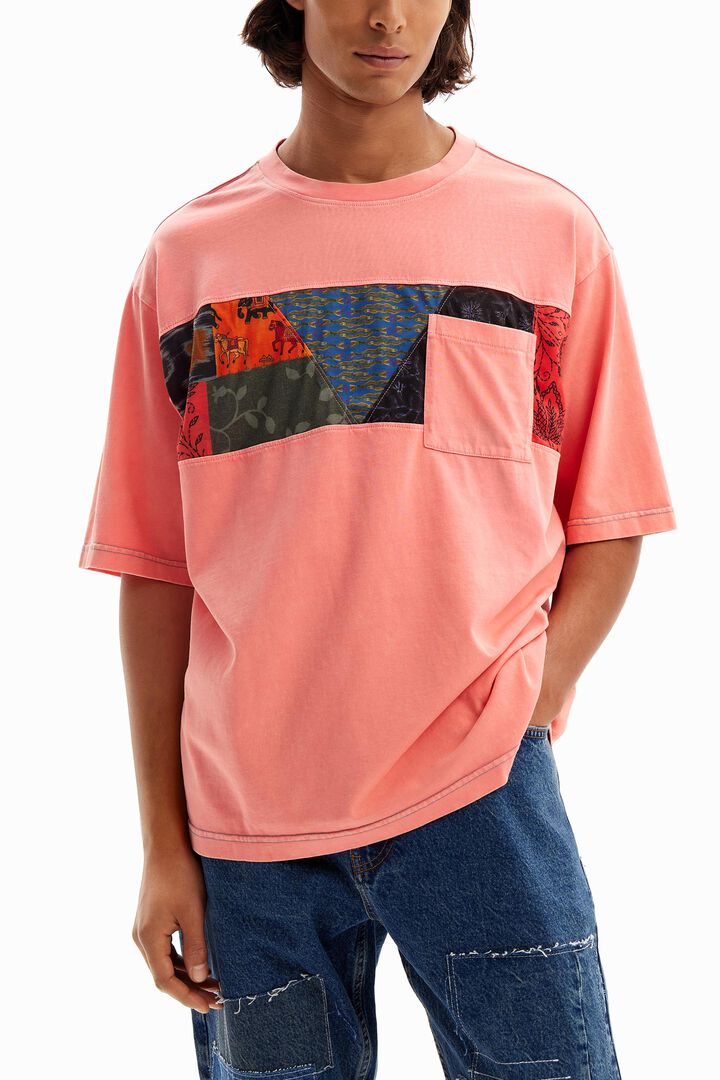 T-shirt with cutouts and pocket. | Desigual