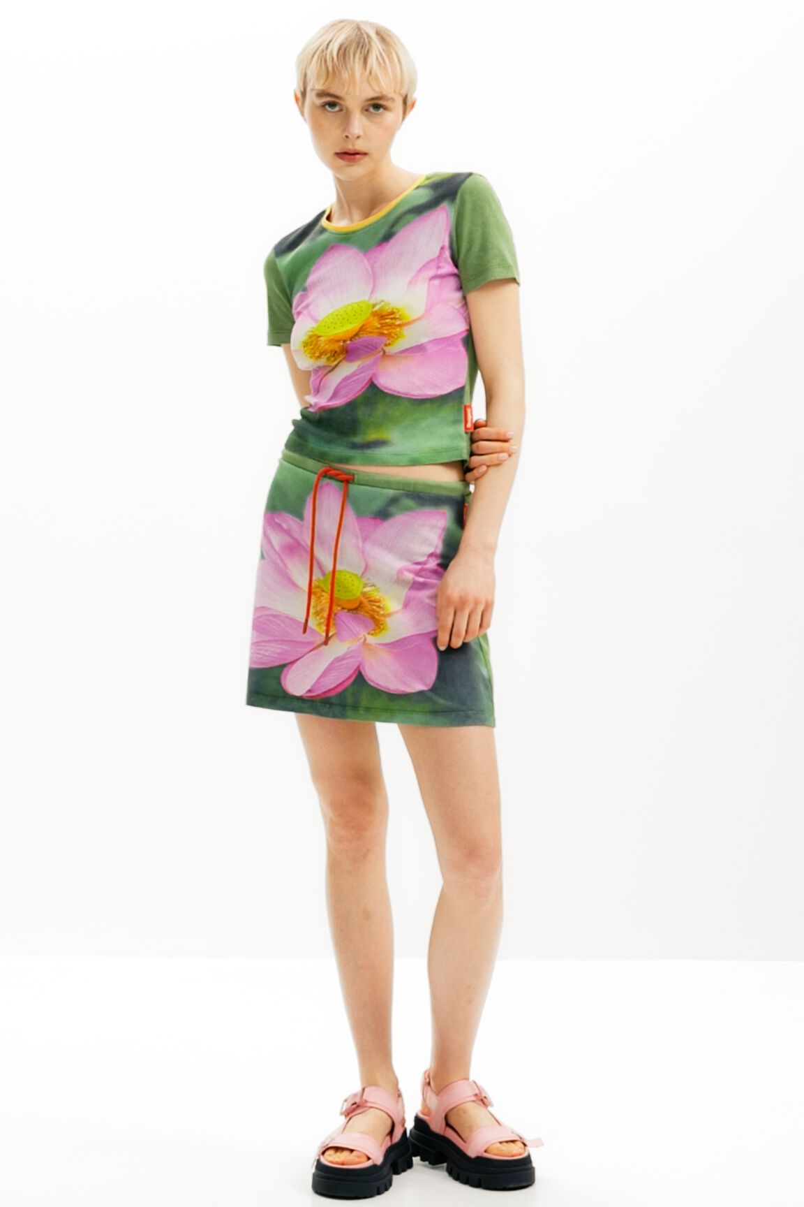 Tyler McGillivary 蓮の花Tシャツ レディース | Desigual.com