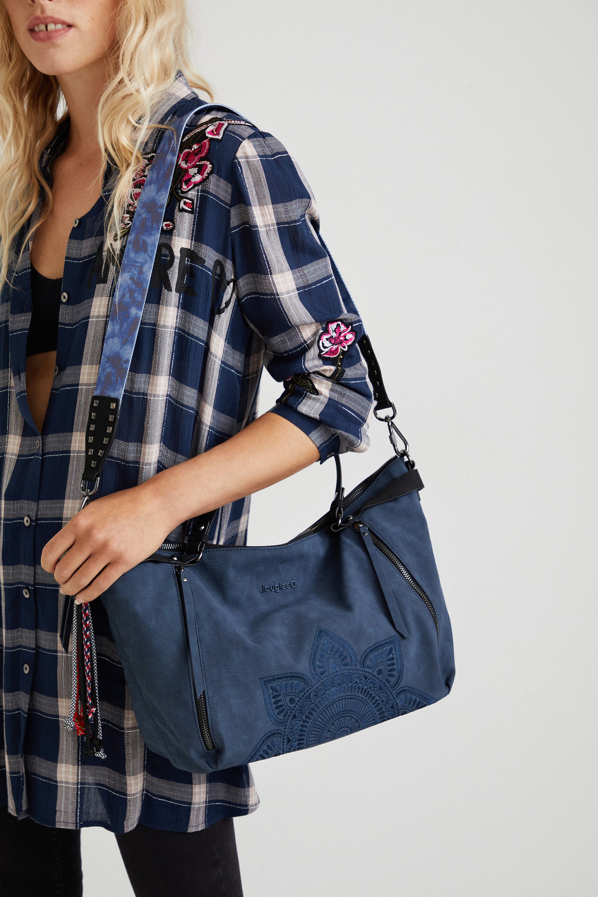Bolso grande mano grabado Desigual