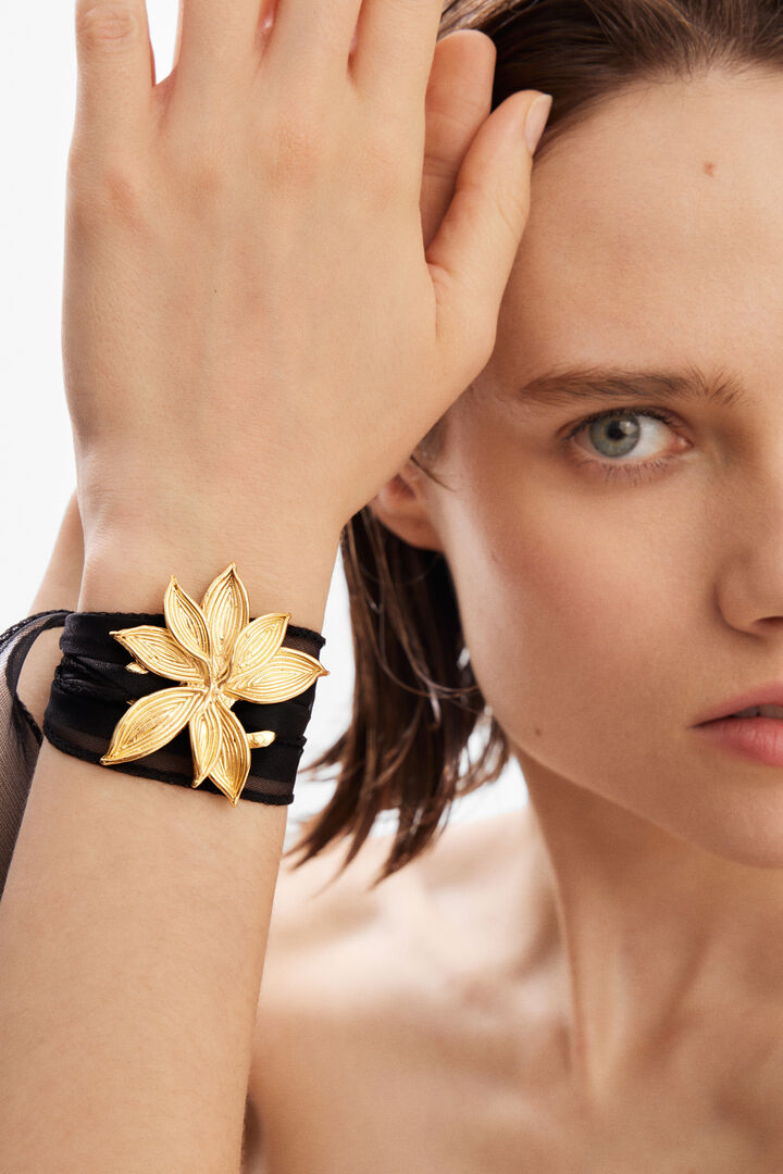 Zalio tulle gold-plated flower pendant | Desigual