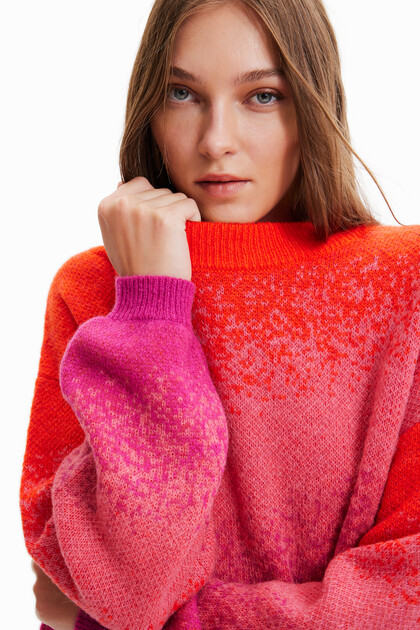 Oversize‘owy sweter z efektem znoszenia