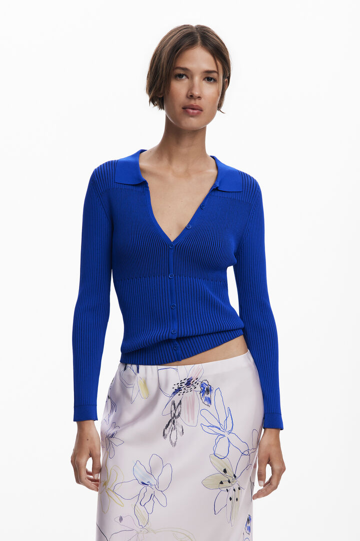 Fine buttoned sweater