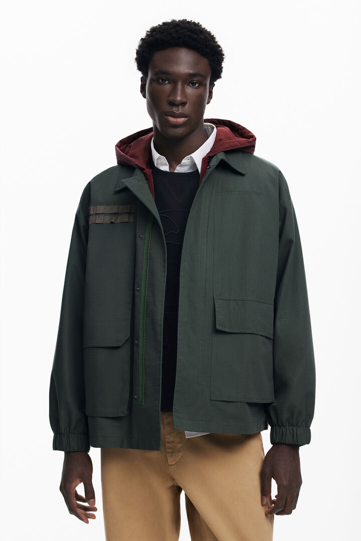 Windjacke mit Kapuze