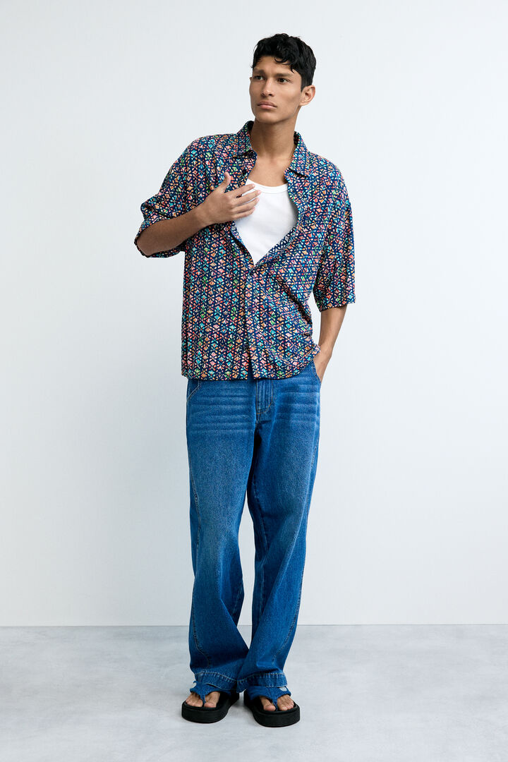 Short-sleeve shirt with ethnic embroidery