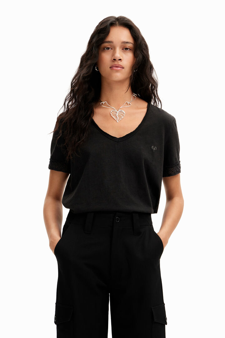 T-shirt col V motif ajouré | Desigual