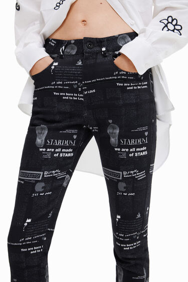 Dopasowane spodnie z nadrukiem z motywem wycinków z gazet | Desigual