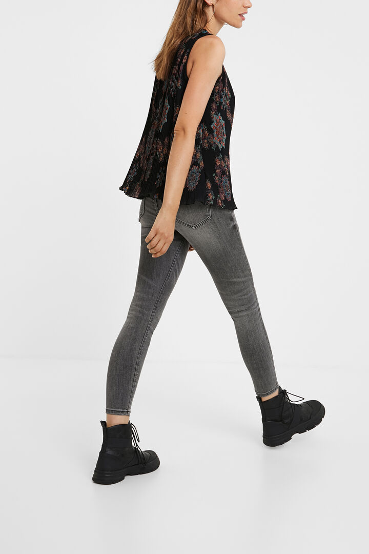 Black sleeveless pleated blouse | Desigual