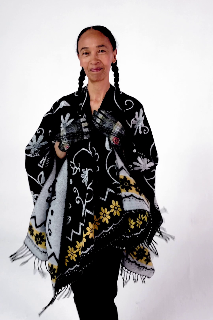 Fringed square poncho | Desigual