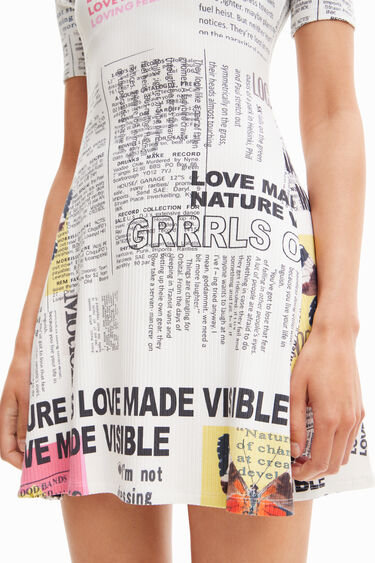 שמלת מיני עם שרוולים קצרים עם הדפס עיתון לנשים | Desigual