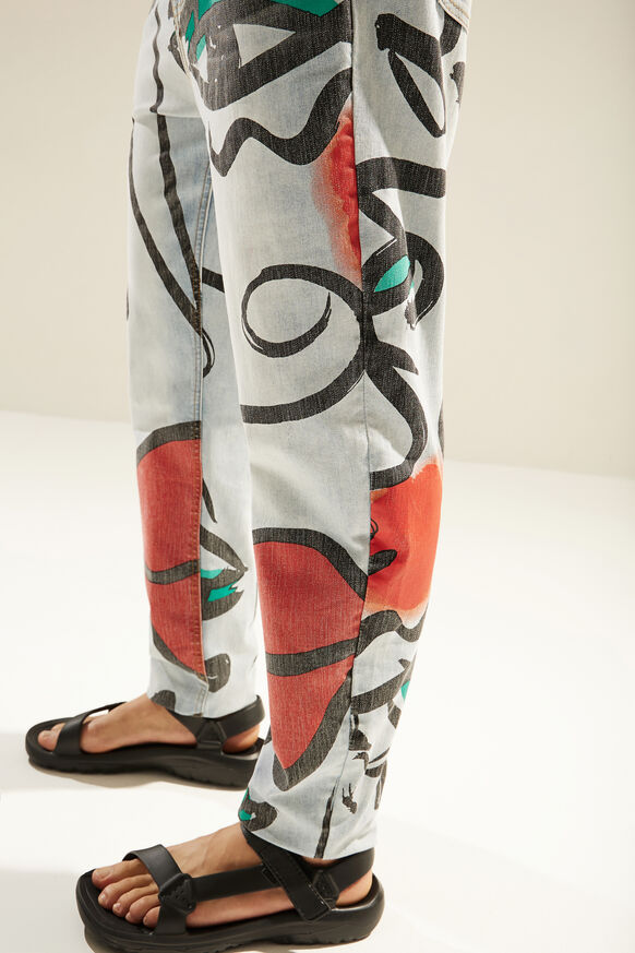 Unisex straight jeans with "El beso" print | Desigual
