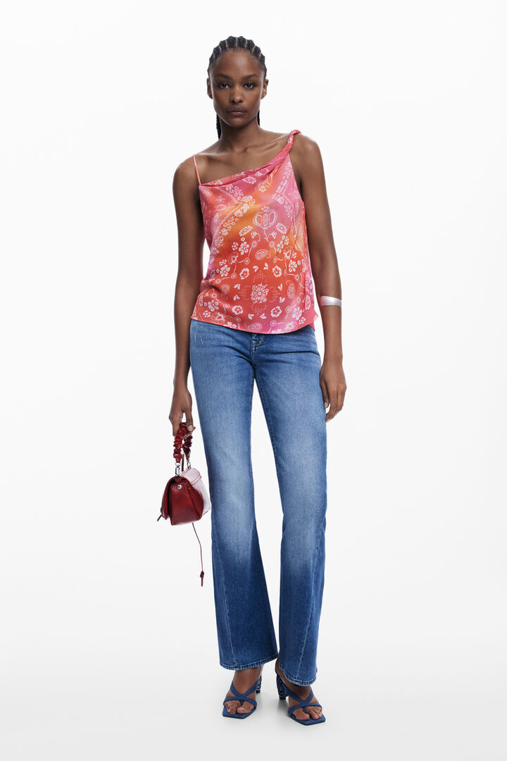 Flared jeans with twisted seam