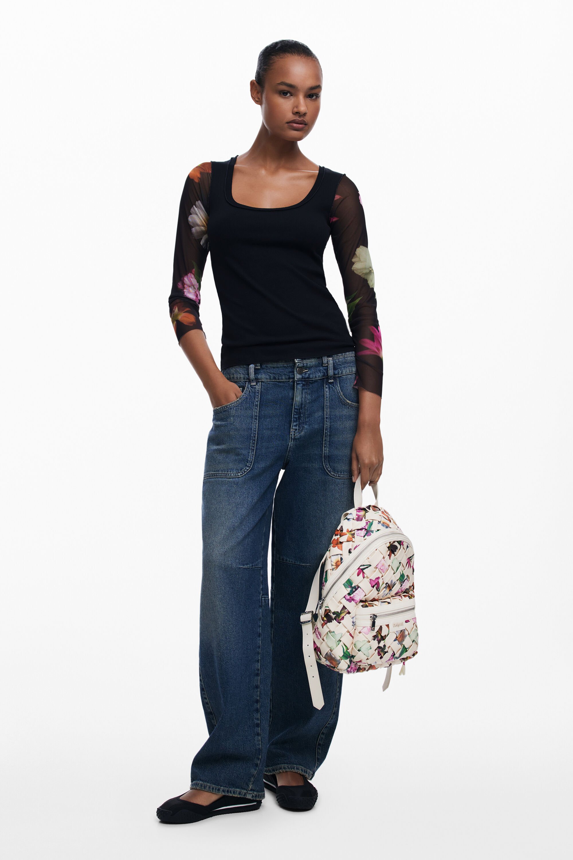 ♥Desigual♥　新品・未使用品　チャーム付き　デザインリュック Amazon | [デシグアル] 花刺繍 ミニバックパック グレー