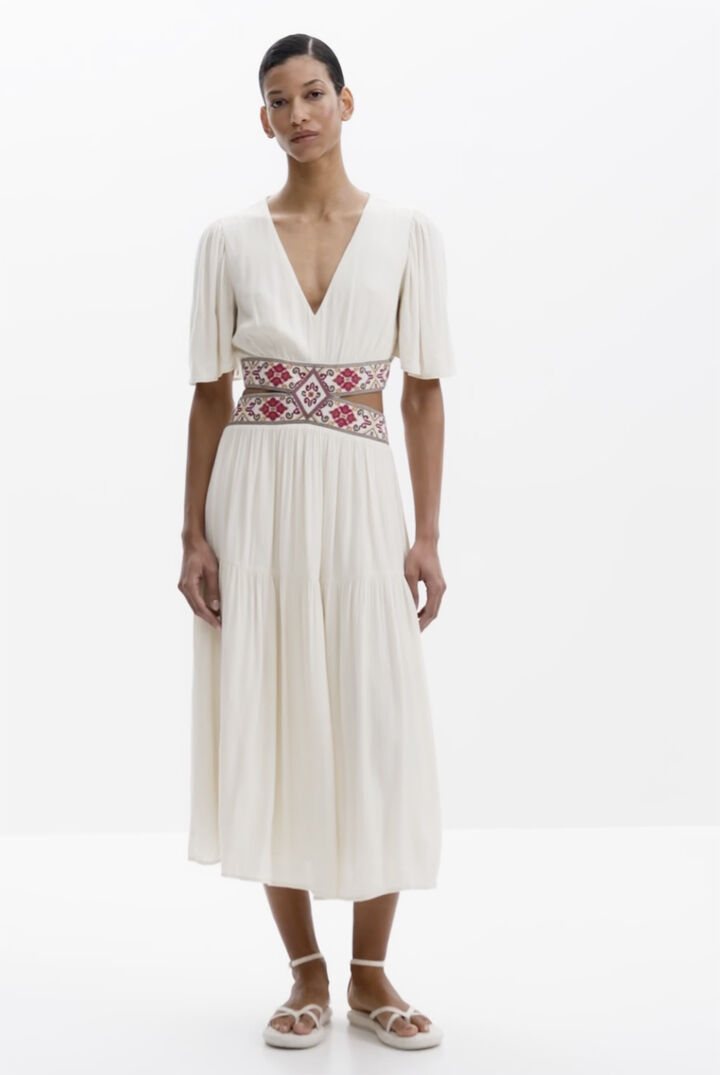 Robe découpée brodée