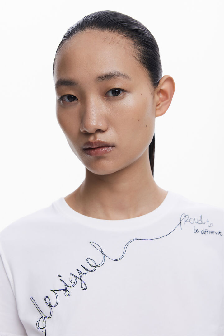 T-shirt with embroidered phrase | Desigual