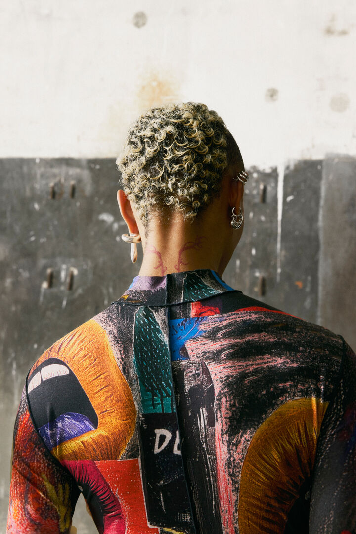 LANGERMIG T-SHIRT MET HOGE KRAAG