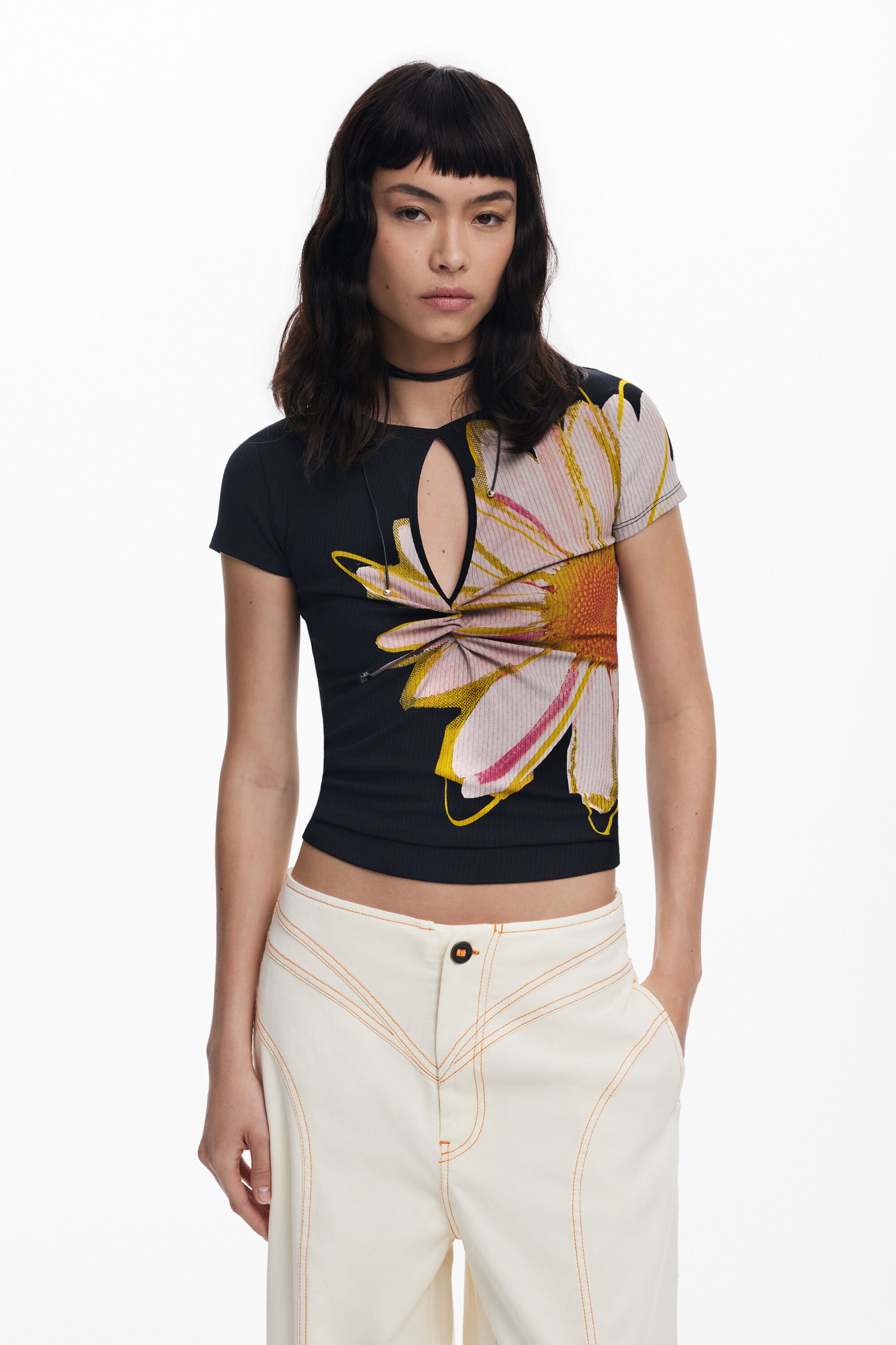 Kurzarm-T-Shirt mit Blumenöffnung