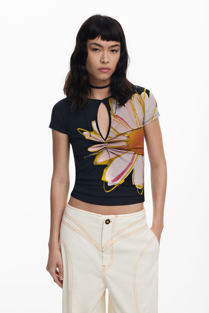 Short-sleeve floral T-shirt with opening