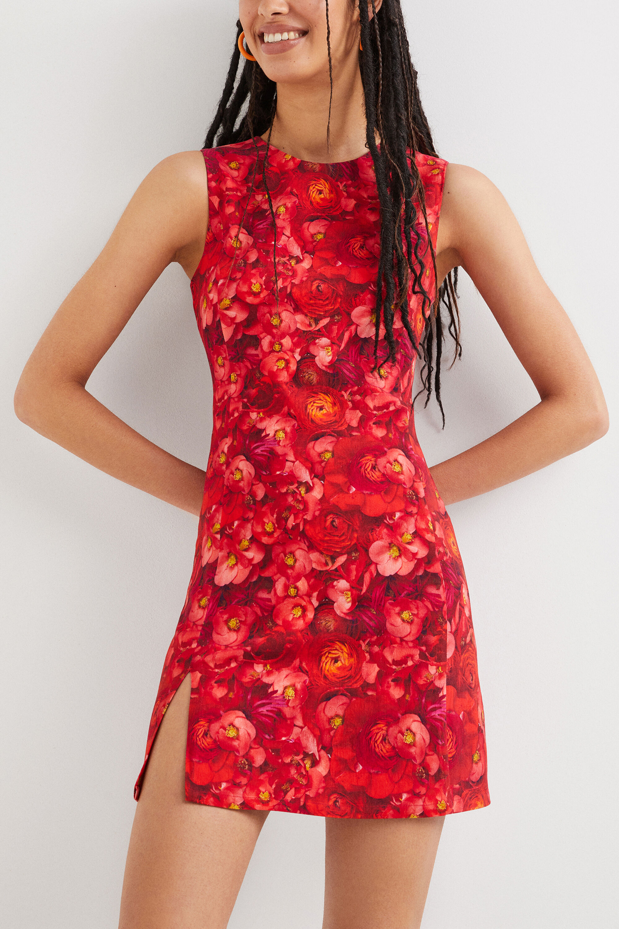 Eng geschnittenes Kleid mit Mohnblumen