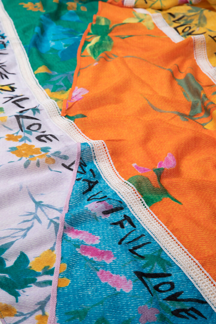 Foulard with floral bands and message | Desigual