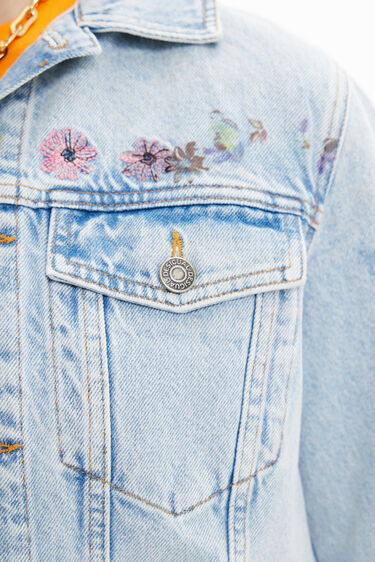 ג'קט ג'ינס בגזרת קרופ עם פרחים רקומים | Desigual