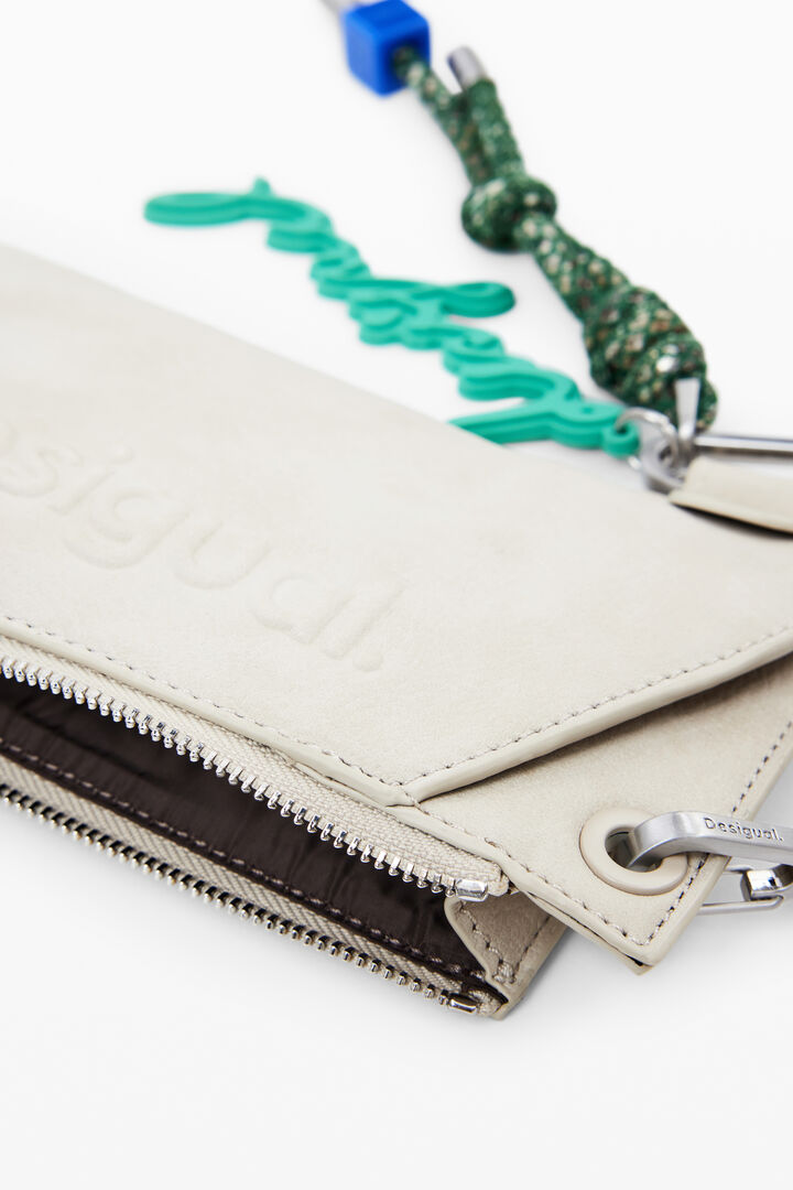 Porta móvil efecto piel logotipo | Desigual