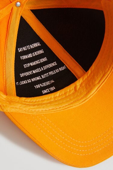 Cap logo plate and messages | Desigual